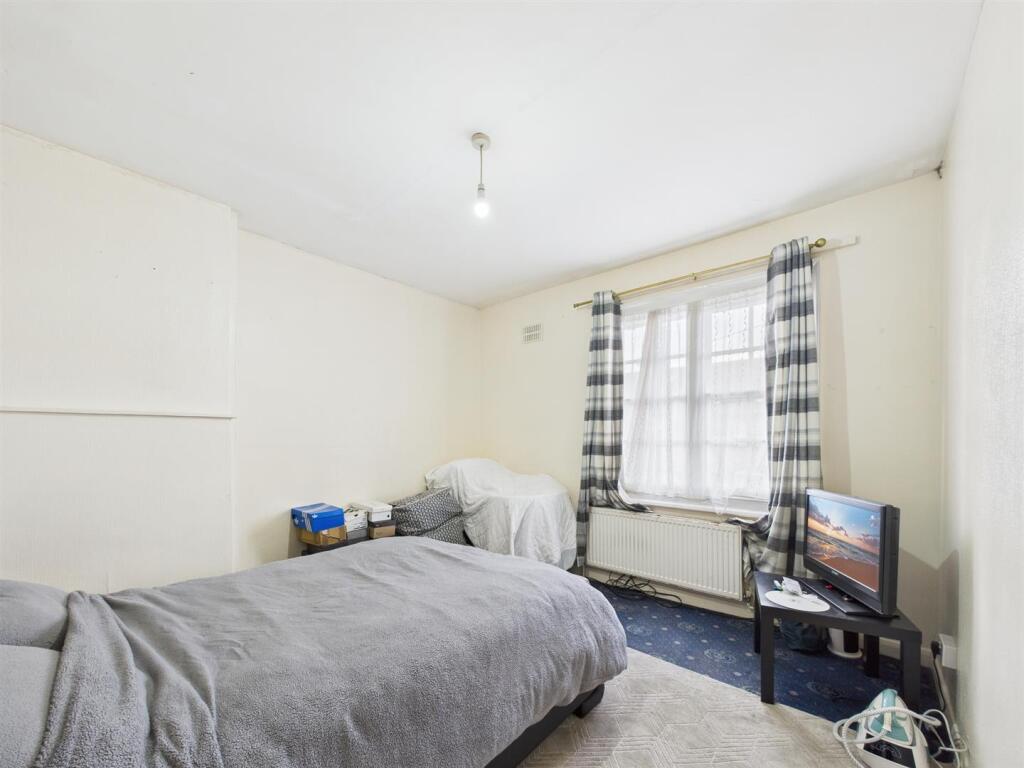 House in London, Tower Gardens Estate, West Green - More