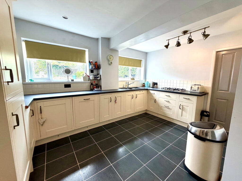 House in Barnsley, Dodworth - More