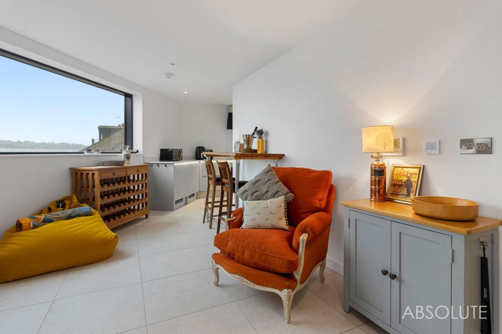 Apartment in Torquay - More