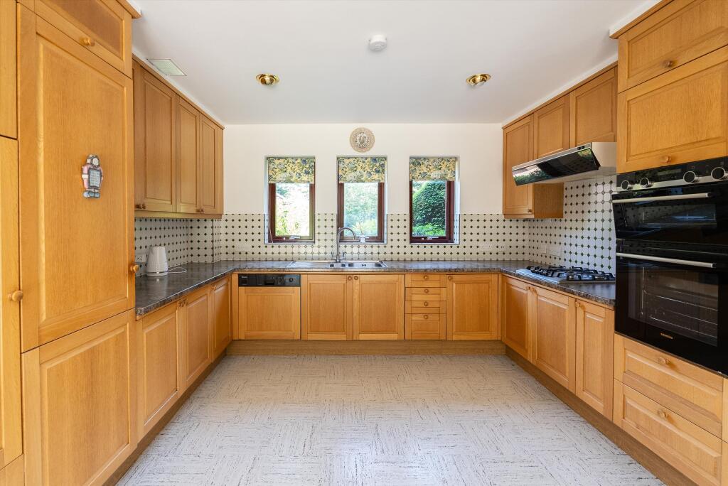 House in Elmbridge, Claygate - More