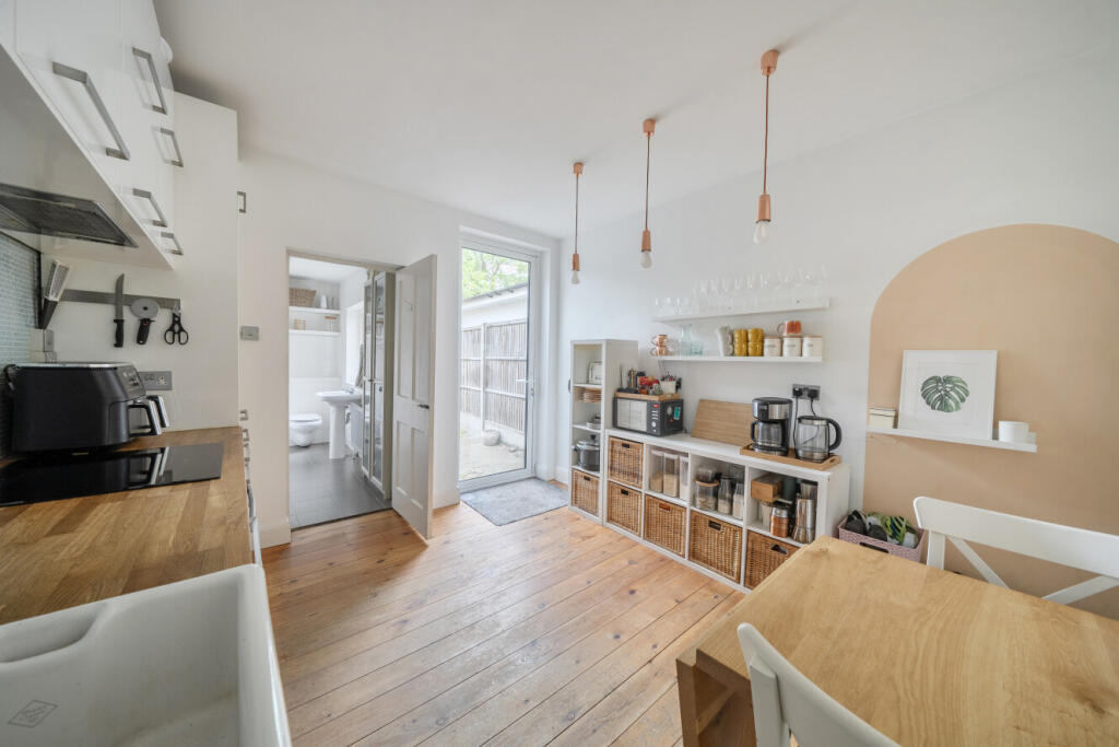 House in London, Colney Hatch - View 2