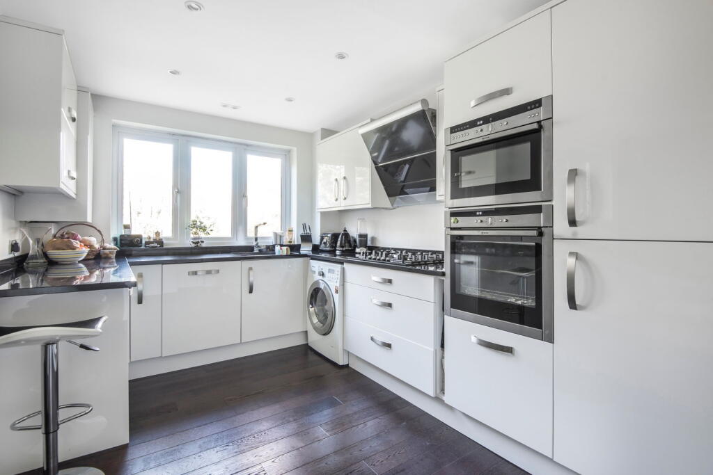 25 Eastbury Avenue, Northwood photo 3