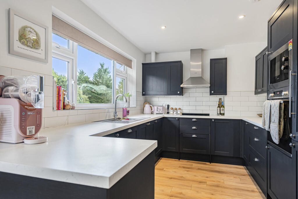 Apartment in Elmbridge, Clarendon Park - View 4