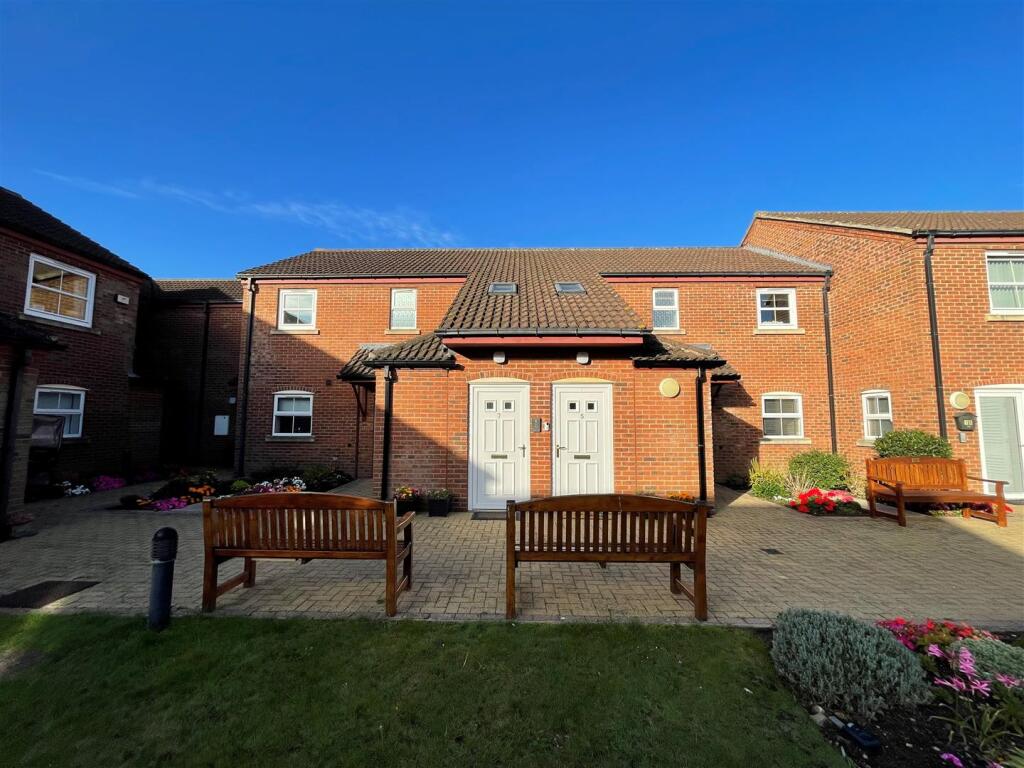 1-bed flat on Warwick Court, Warwick Road, Balderton, Newark, £108,000