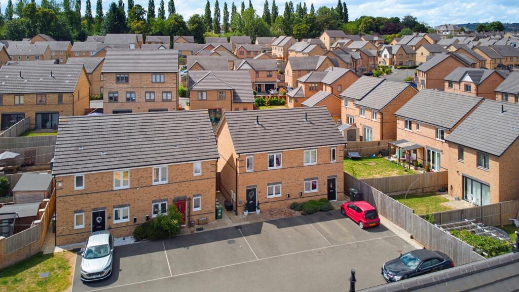 Main image of property: 15 Lapwing Close, Huddersfield