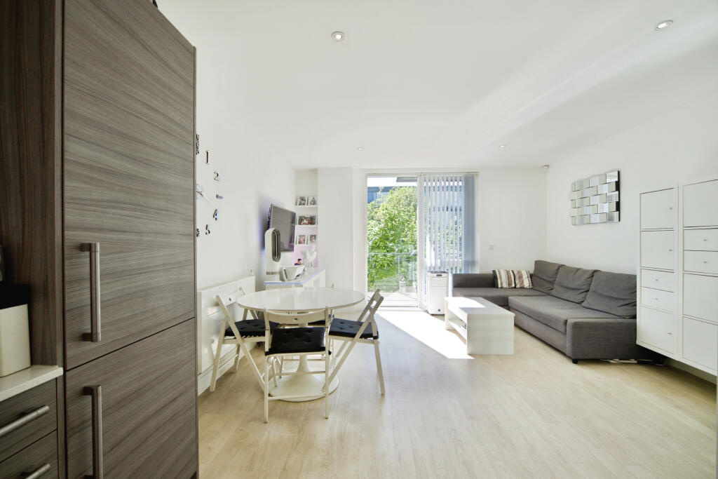 7 Jacks Farm Way, London, E4 photo 4