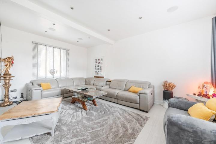 6-bed detached on Kingsbury Road, NW9, £1,000,000