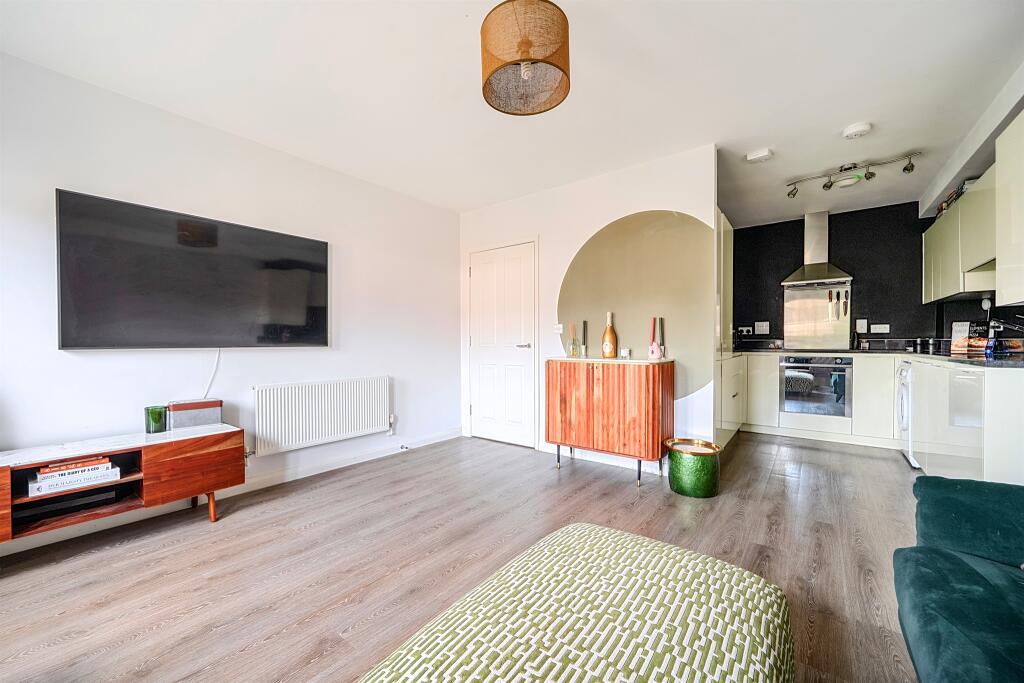 Apartment in Slough, Taplow - View 5