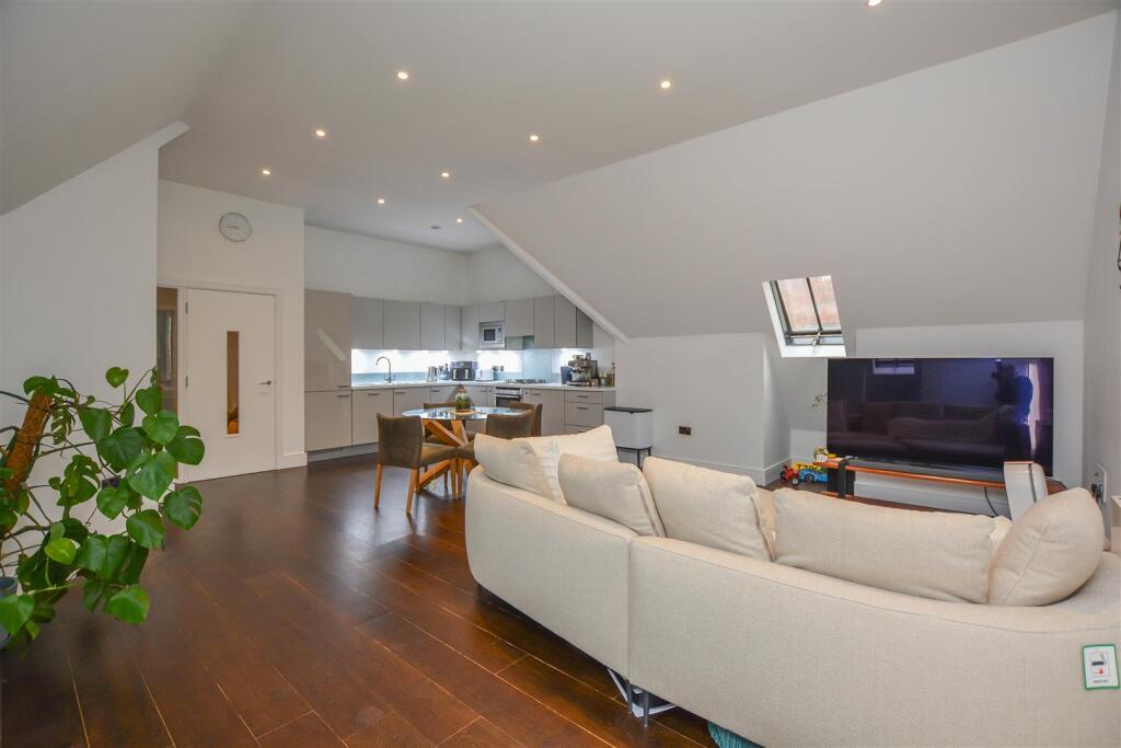 2-bed apartment on The Galleries, Warley, Brentwood, £325,000