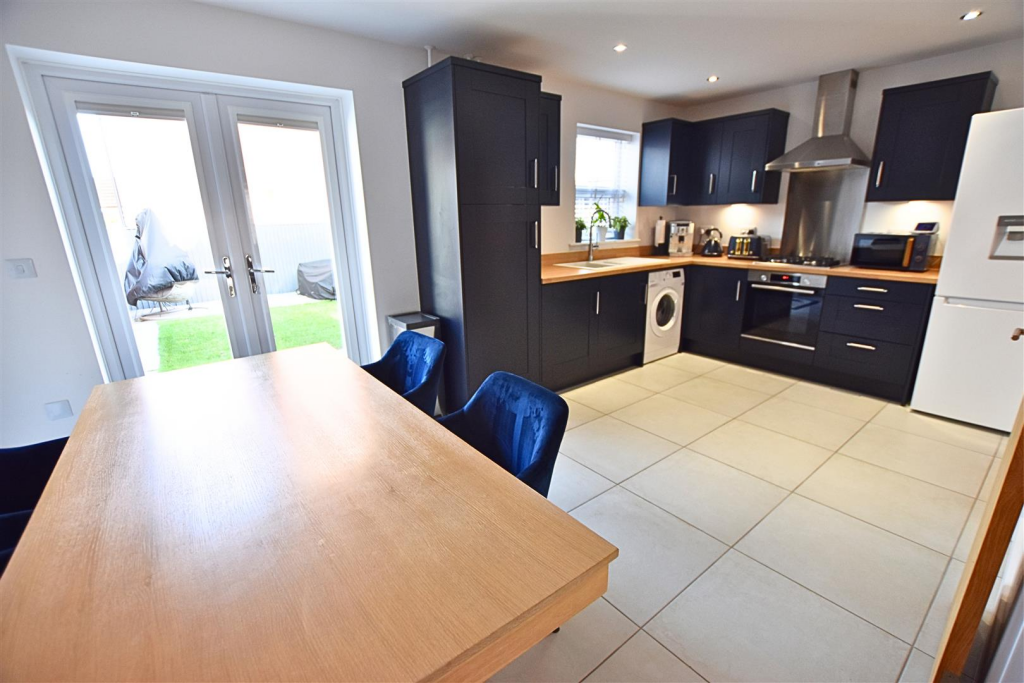 House in New Waltham, Becklands - View 2