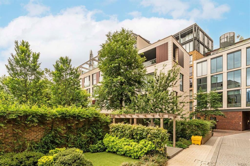 Main image of property: Hilary Mews, London Bridge