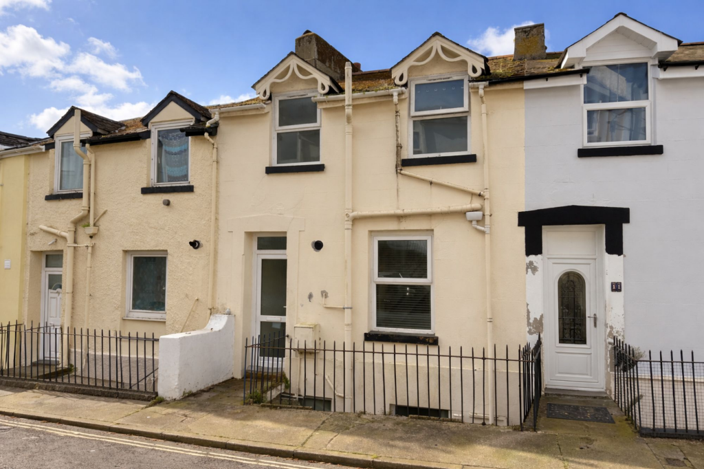 2-bed flat on Queen Street, Torquay, TQ1, £85,000