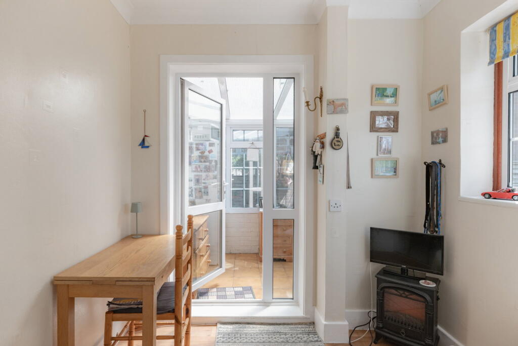 House in Dacorum, Wigginton - More
