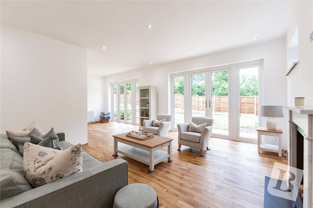 Ashburnham Gardens, Upminster, RM14 photo 2
