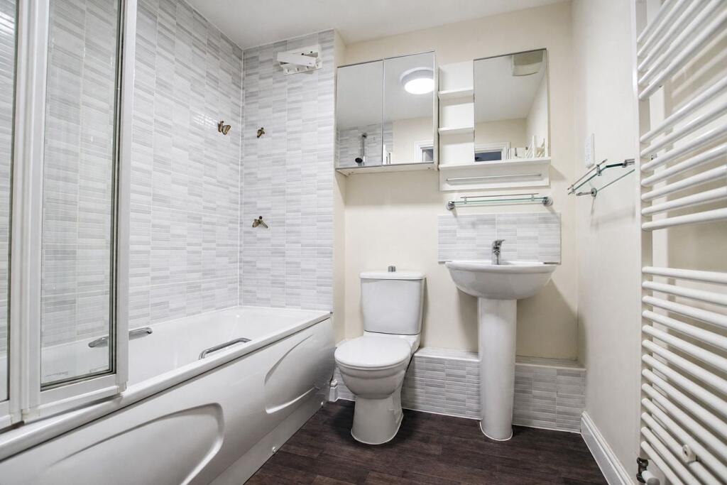 Apartment in Spelthorne, Upper Halliford - More