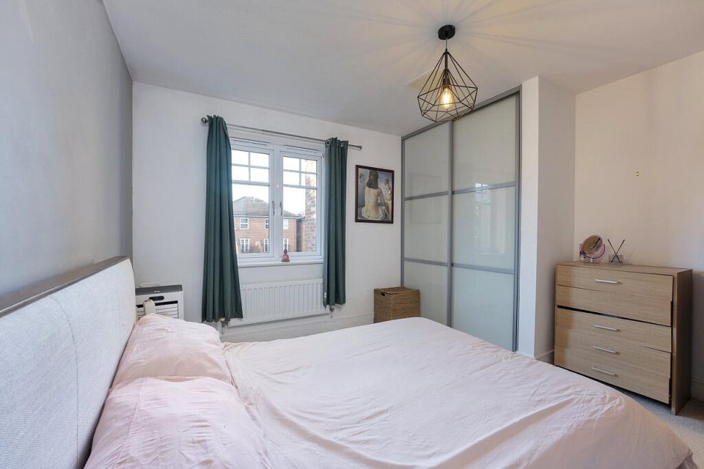Apartment in Sutton - View 3