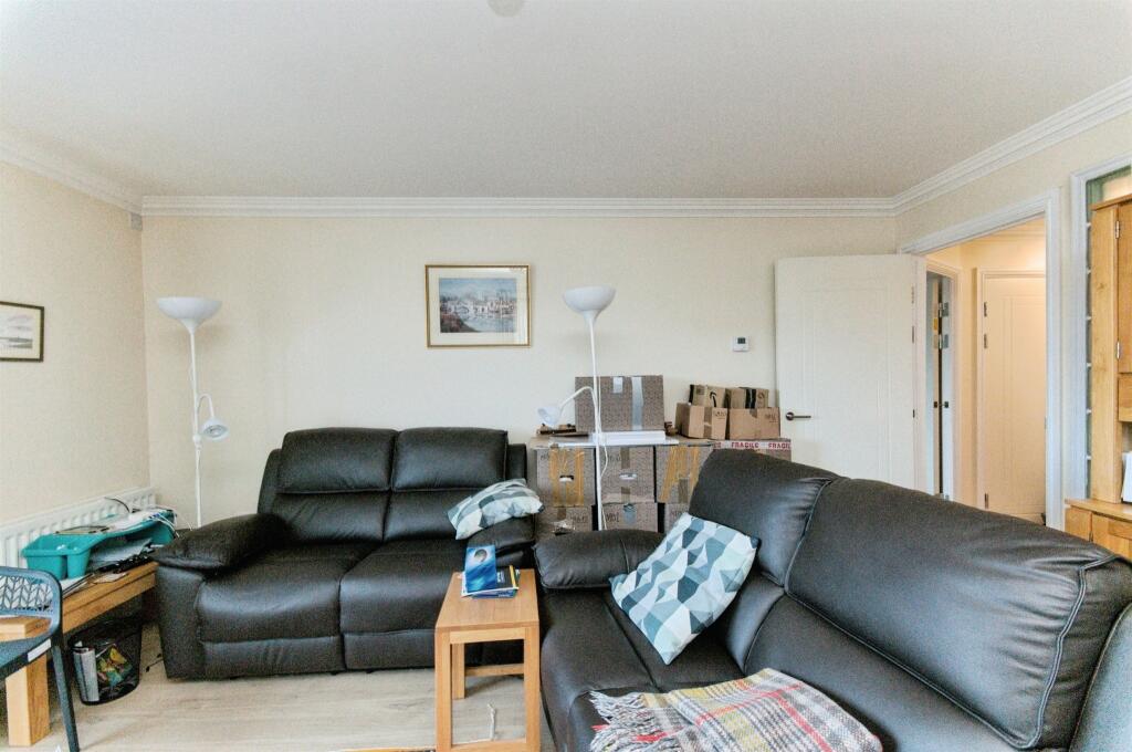 Apartment in Eastbourne, East Sussex - More