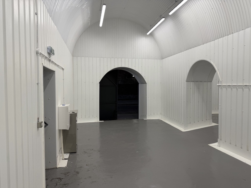 An empty arch with white lining
