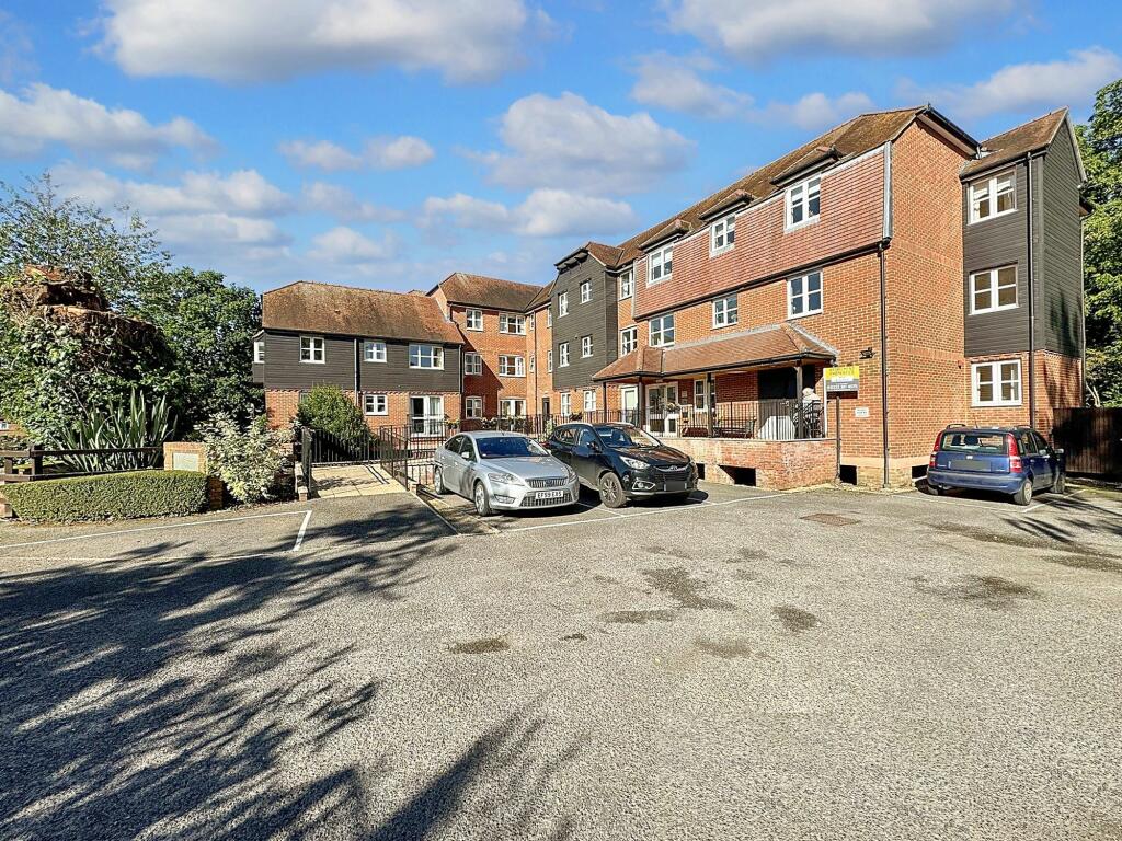 2-bed flat on Mill Stream Court, Abingdon, OX14, £150,000