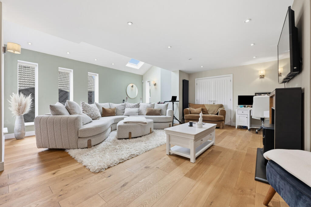 House in Nottingham, Gedling - More