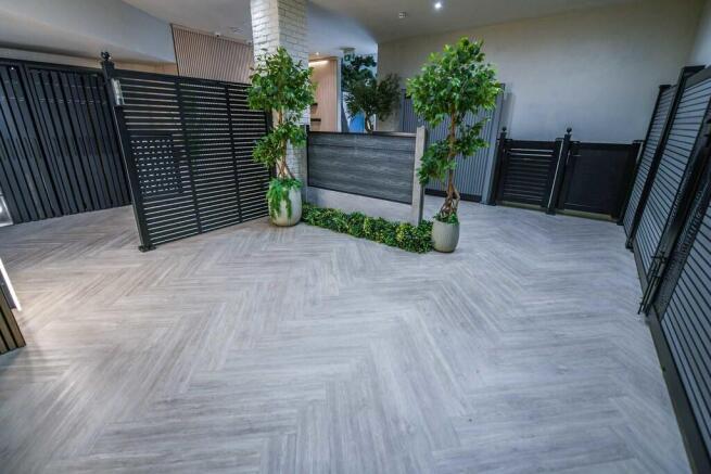 Middle Retail Spa...