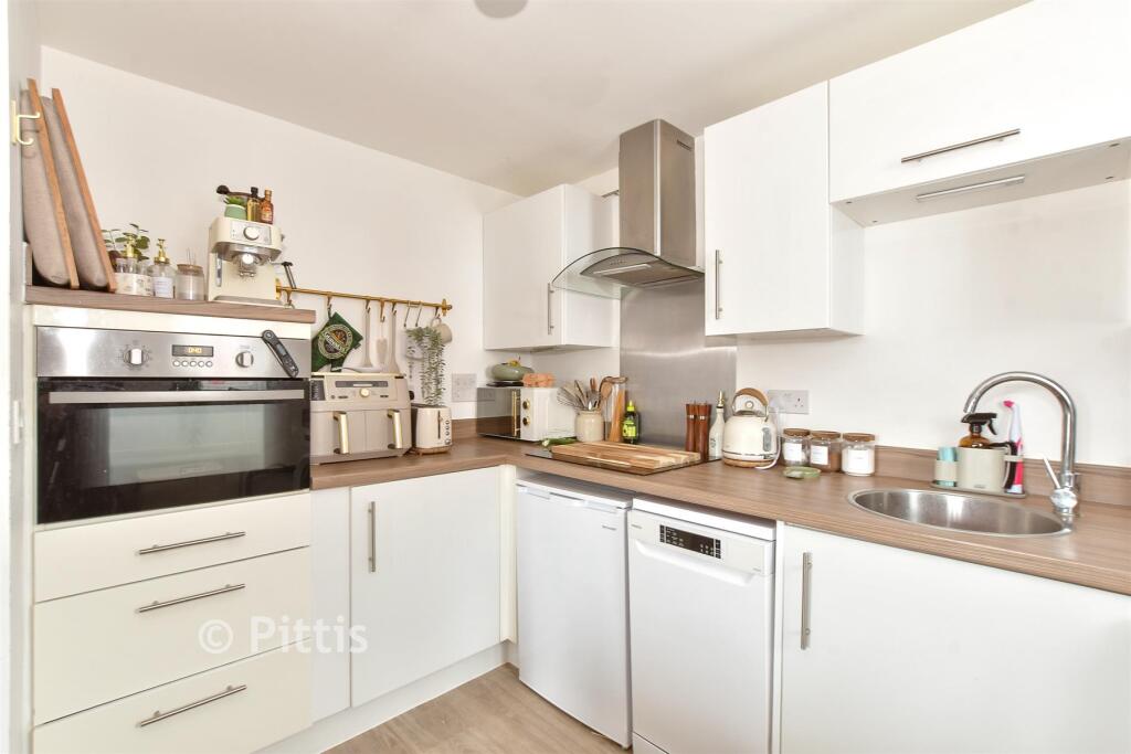 Apartment in East Cowes, Osborne - View 3