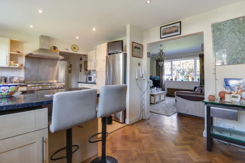 Bridge Road, East Molesey, KT8 photo 4