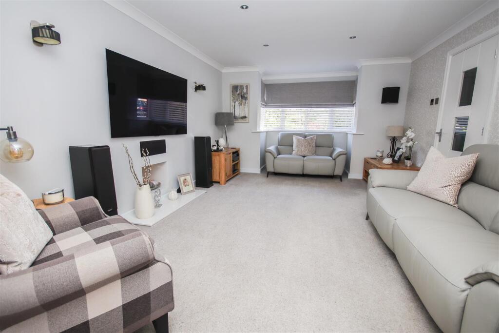 NN8 Mulberry Close, Wellingborough photo 3