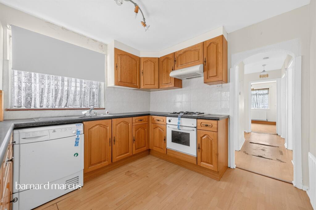 2-bed flat on Furze Road, Thornton Heath, £170,000