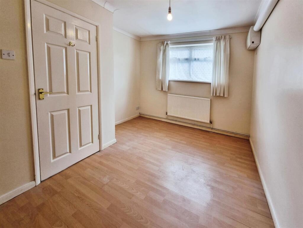 Apartment in Northampton - More