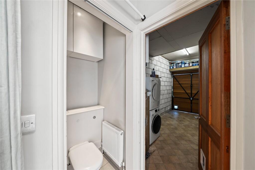 House in London, Royal Borough of Kingston upon Thames - View 5