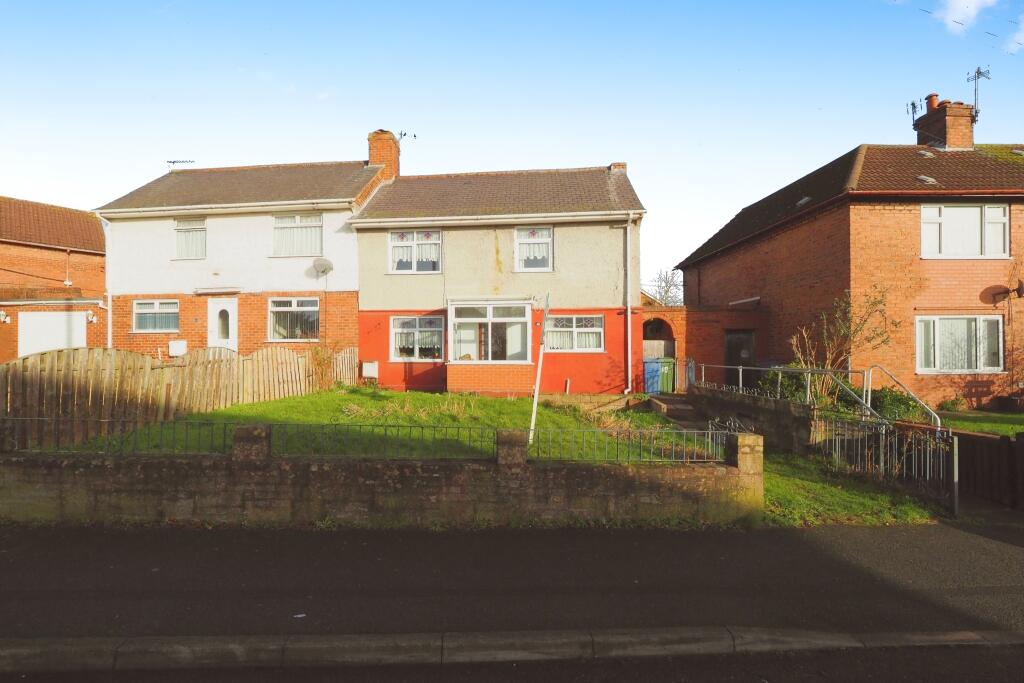 3-bed semi-detached on Laurel Avenue, Mansfield, NG20, £140,000