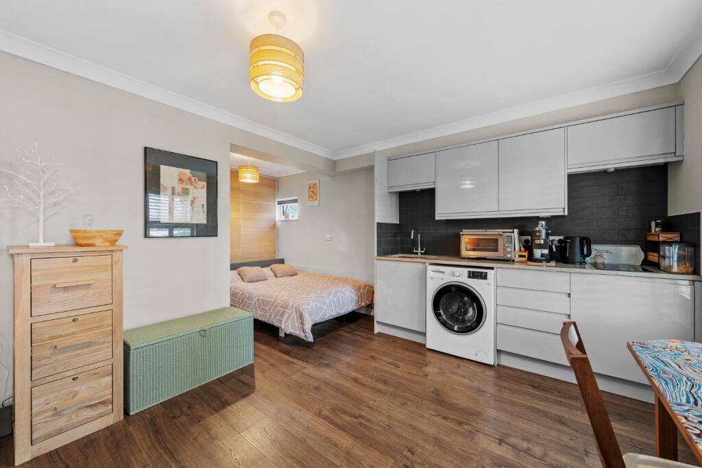 Wycherley Close, London. photo 3