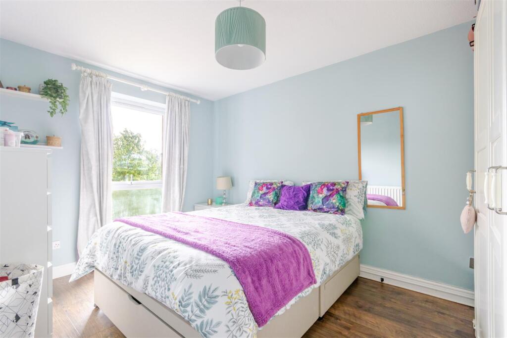 Aylsham Drive, Ickenham, Uxbridge photo 4