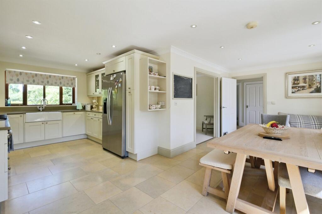 House in Pitton - More