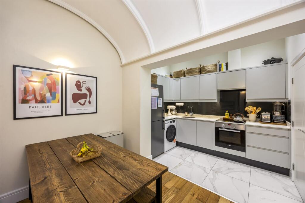 Apartment in Redhill - More