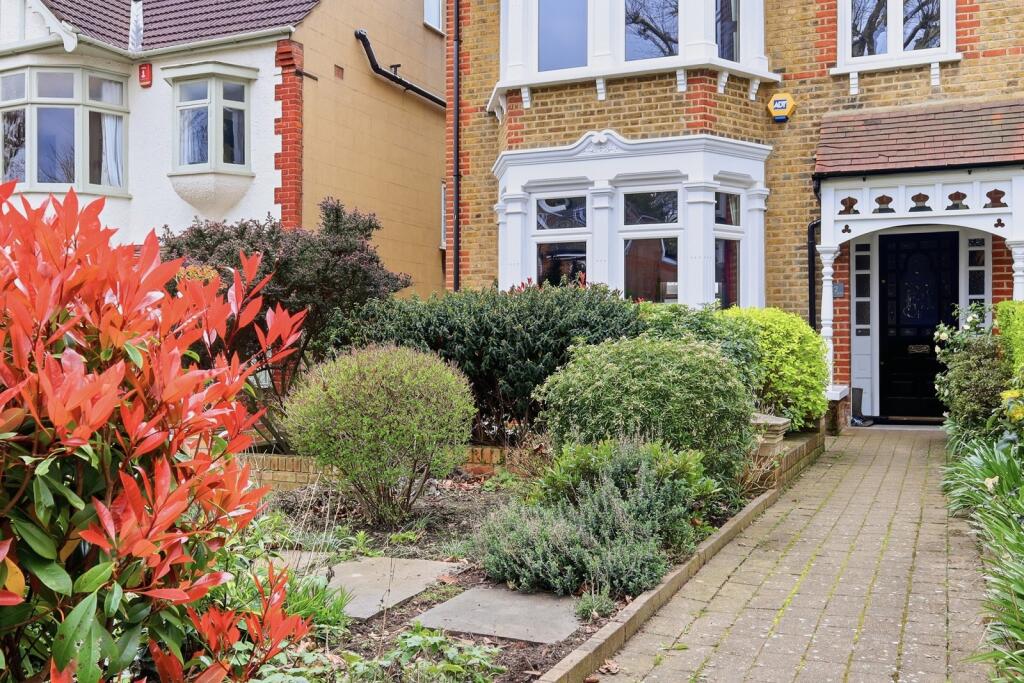 Falmouth Avenue, Highams Park , London. E4 9QR photo 4