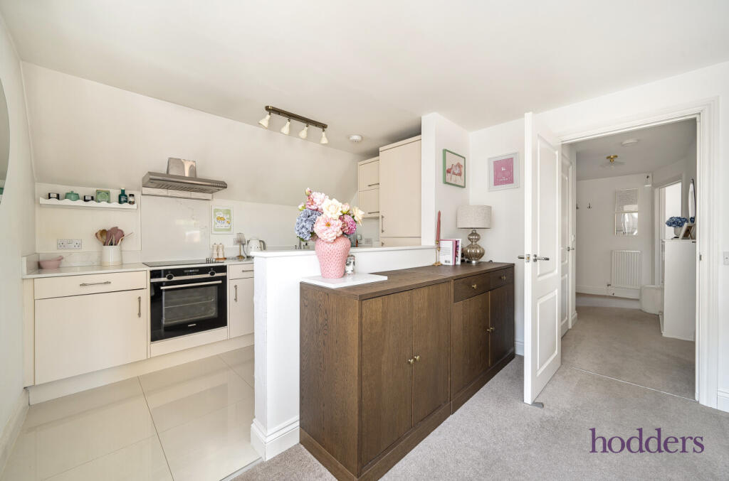 Apartment in Runnymede, Addlestone - More