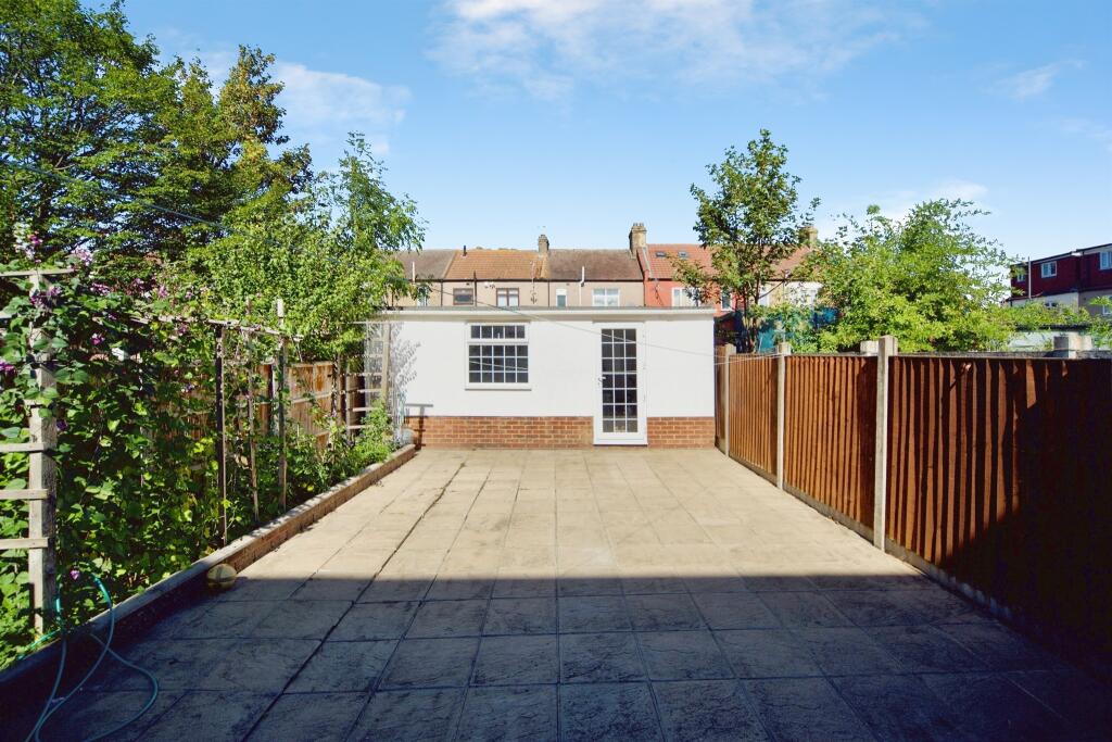 House in London, East Ham - View 4