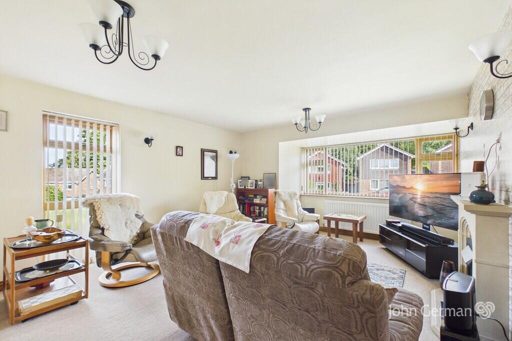 Highlands Drive, Winshill photo 3