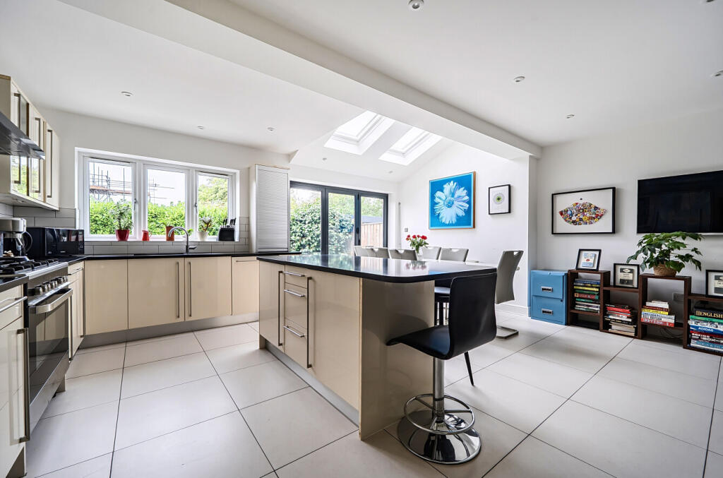 House in Slough, Burnham - View 4