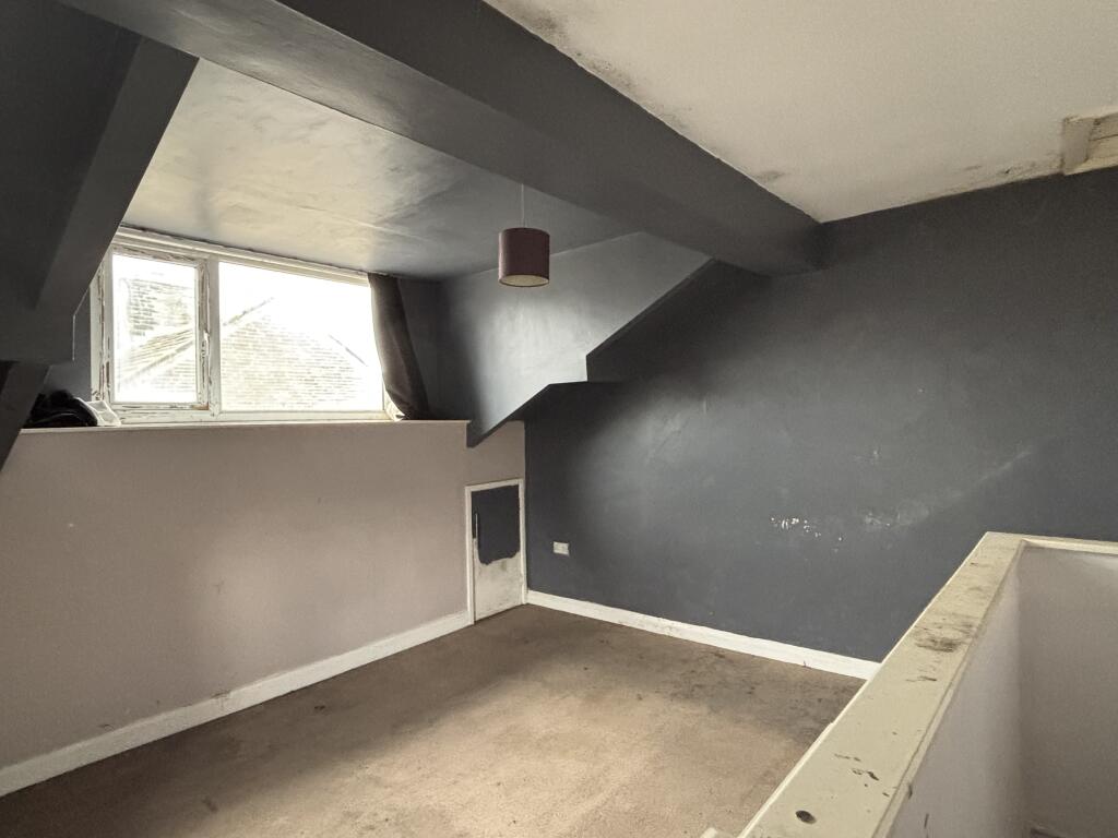 House in Bradford, Denholme - More