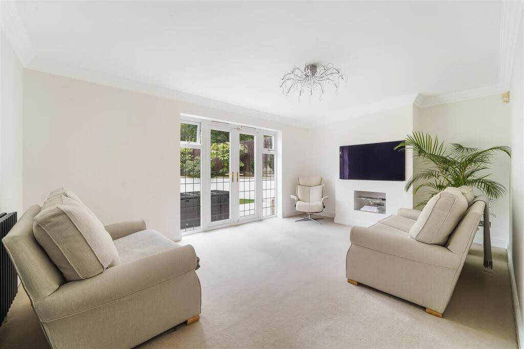 House in Reigate and Banstead, Nork - More
