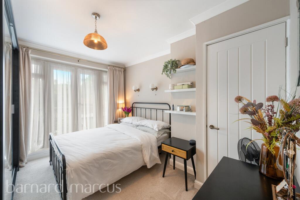House in London, Royal Borough of Kingston upon Thames - View 6