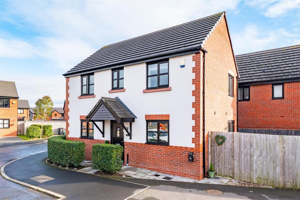3-bed detached on Sussex Close, Bamber Bridge, Preston, £265,000