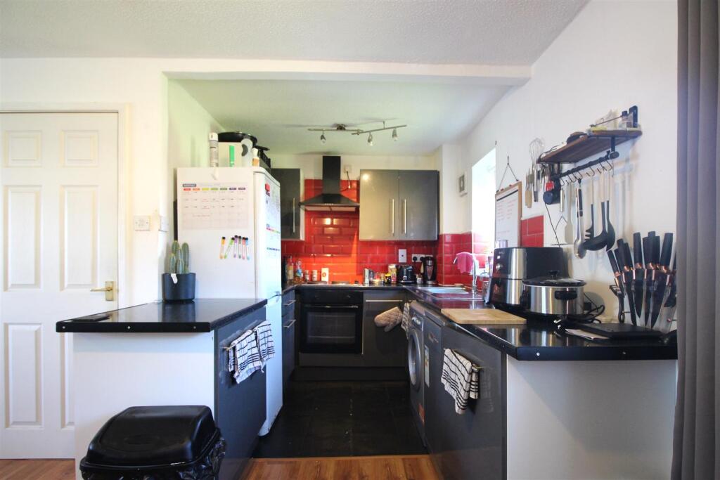 Apartment in Manchester, Cheetham Hill - View 4
