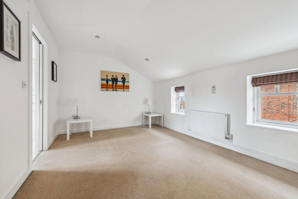 Apartment in Watford, Hertfordshire - View 5
