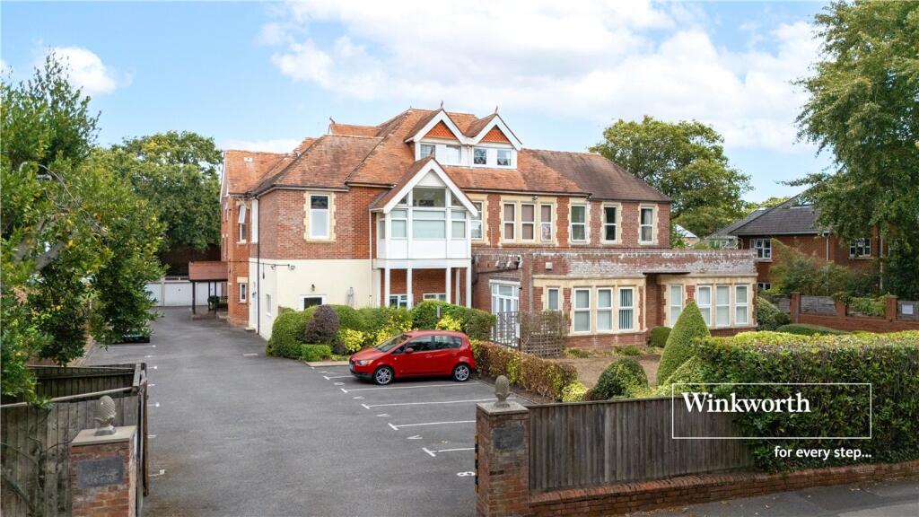 2-bed flat on Boscombe Cliff Road, Bournemouth, Dorset, BH5, £270,000