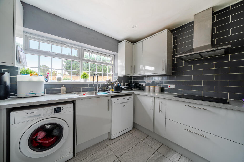 Park Avenue, Wraysbury, TW19 photo 4