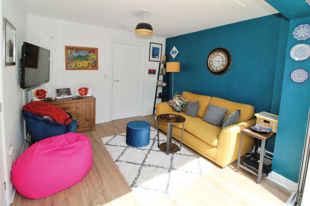 Silchester Close, Cawston, Rugby photo 4